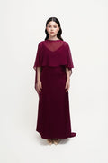 ESCENA VII. Vestido con capa