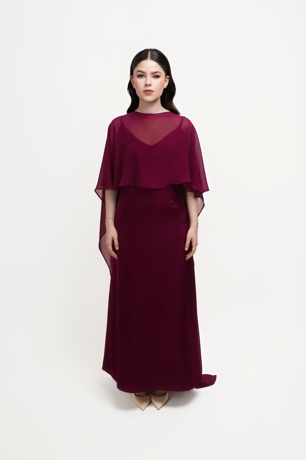 ESCENA VII. Vestido con capa