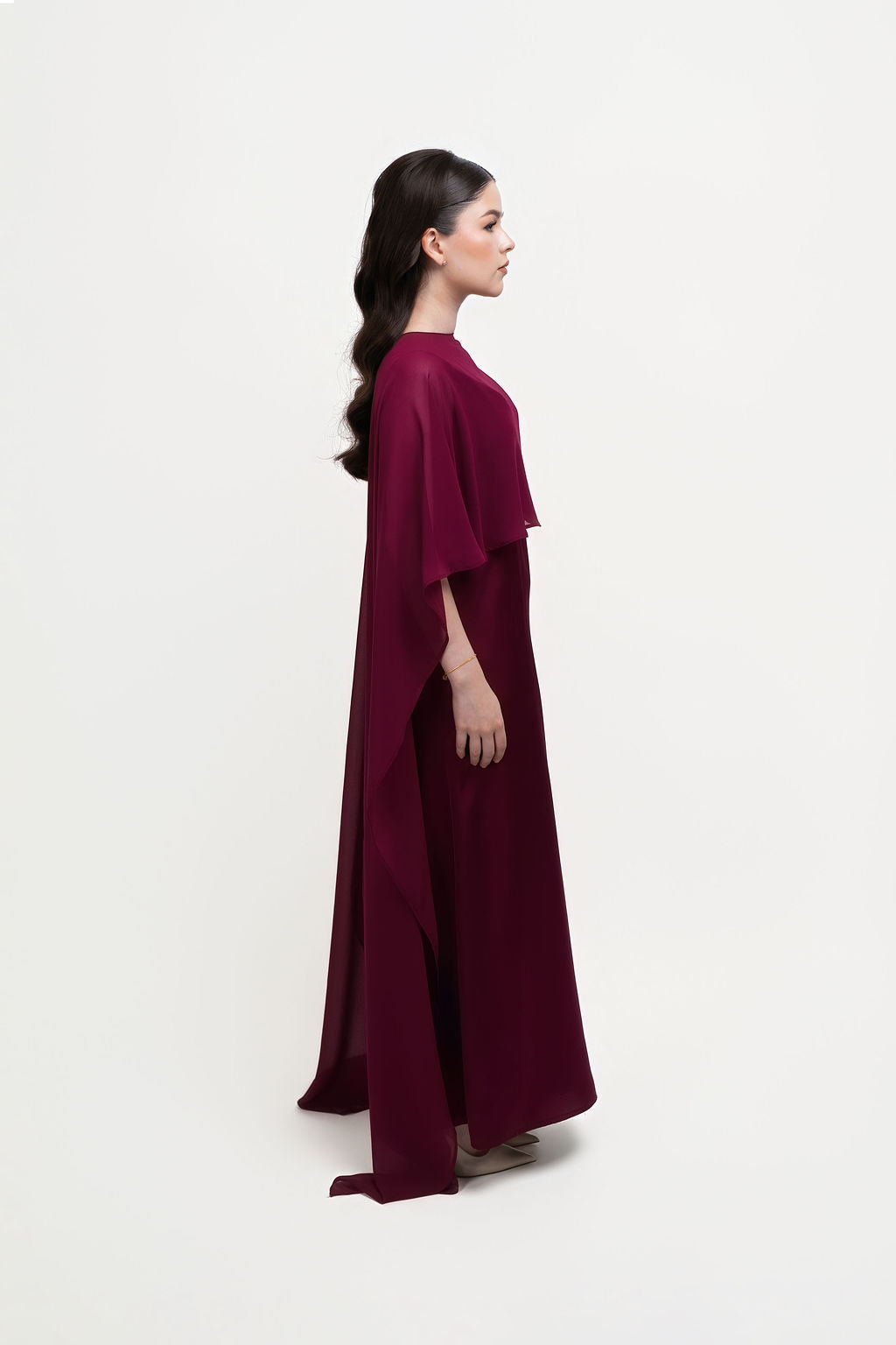 ESCENA VII. Vestido con capa