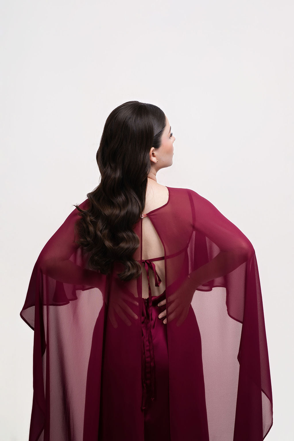 ESCENA VII. Vestido con capa