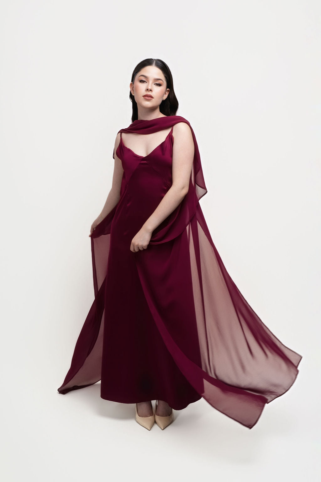ESCENA VII. Vestido con capa